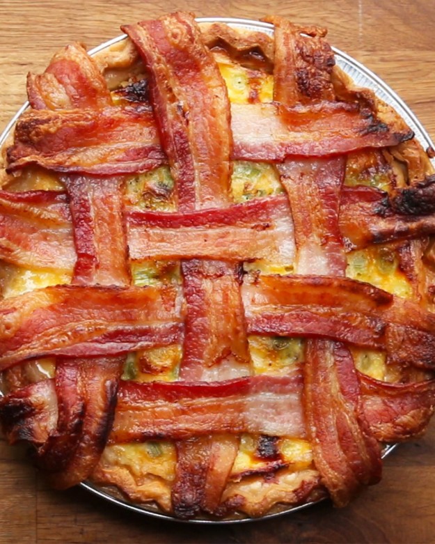 easy macaroni and cheese pie with bacon lattice