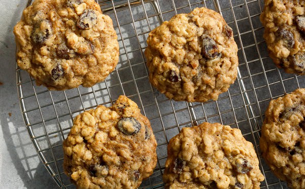 Oat and raisin cookies in a Tupperware … – License Images