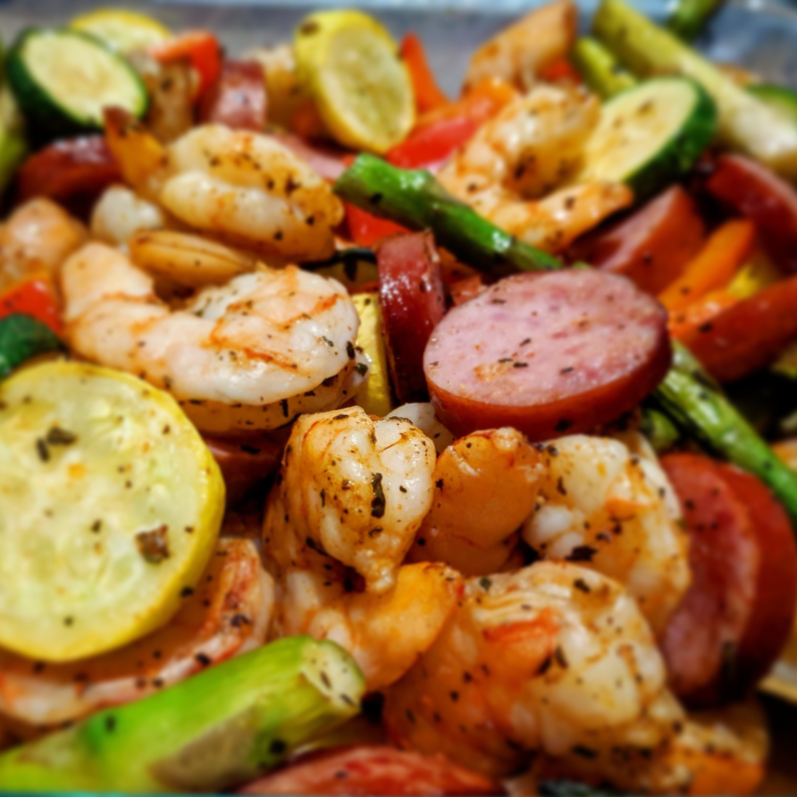 healthy-air-fryer-keto-gluten-free-old-bay-shrimp-sausage-peppers